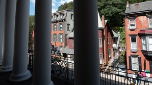Vista de una calle con edificios y cielo despejado.