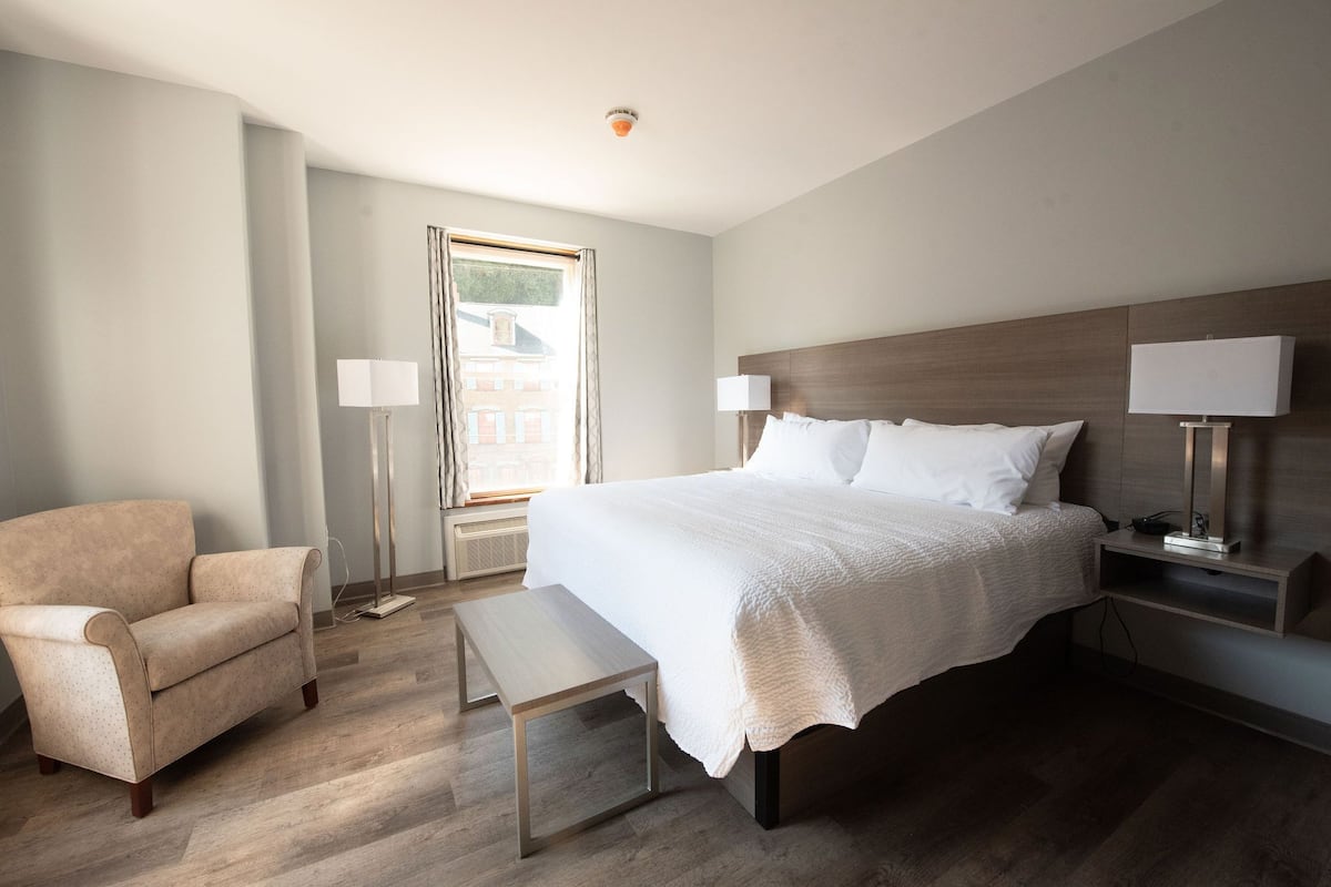 Standard Room, 1 King Bed | 1 bedroom, hypo-allergenic bedding, pillowtop beds, in-room safe