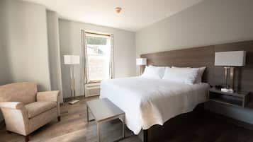 Standard Room, 1 King Bed | Hypo-allergenic bedding, pillowtop beds, in-room safe, desk