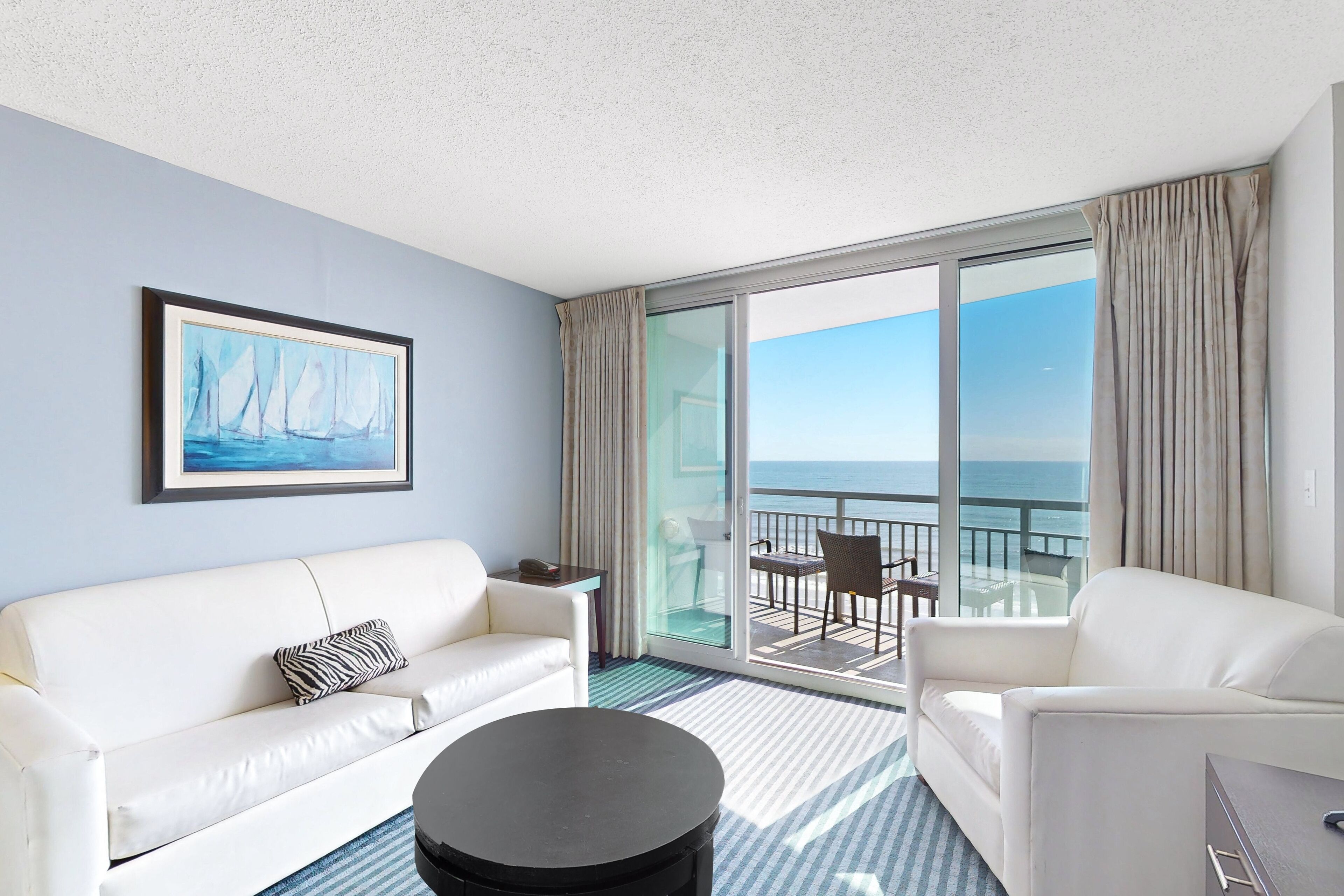 Panoramic beach & ocean-view snowbird-friendly condo by downtown with amenities