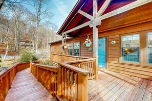 Property grounds - Comfortable home with gas fireplace, less than a mile to Sugar Mountain (Sugar Mountain)