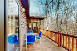 Outdoor dining - Comfortable home with gas fireplace, less than a mile to Sugar Mountain (Sugar Mountain)