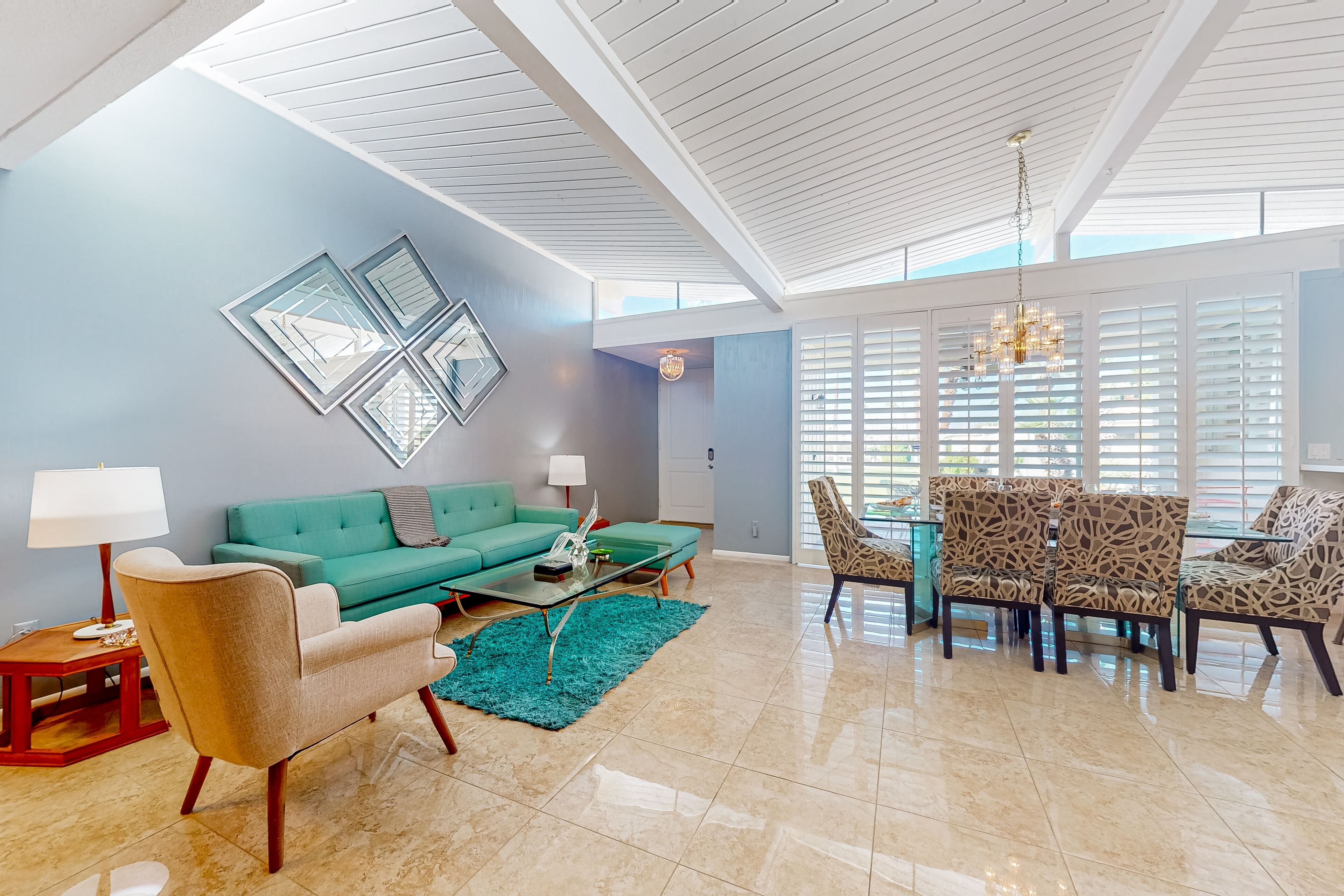 Stylish getaway with mountain views, on-site pool & tennis - dog-friendly