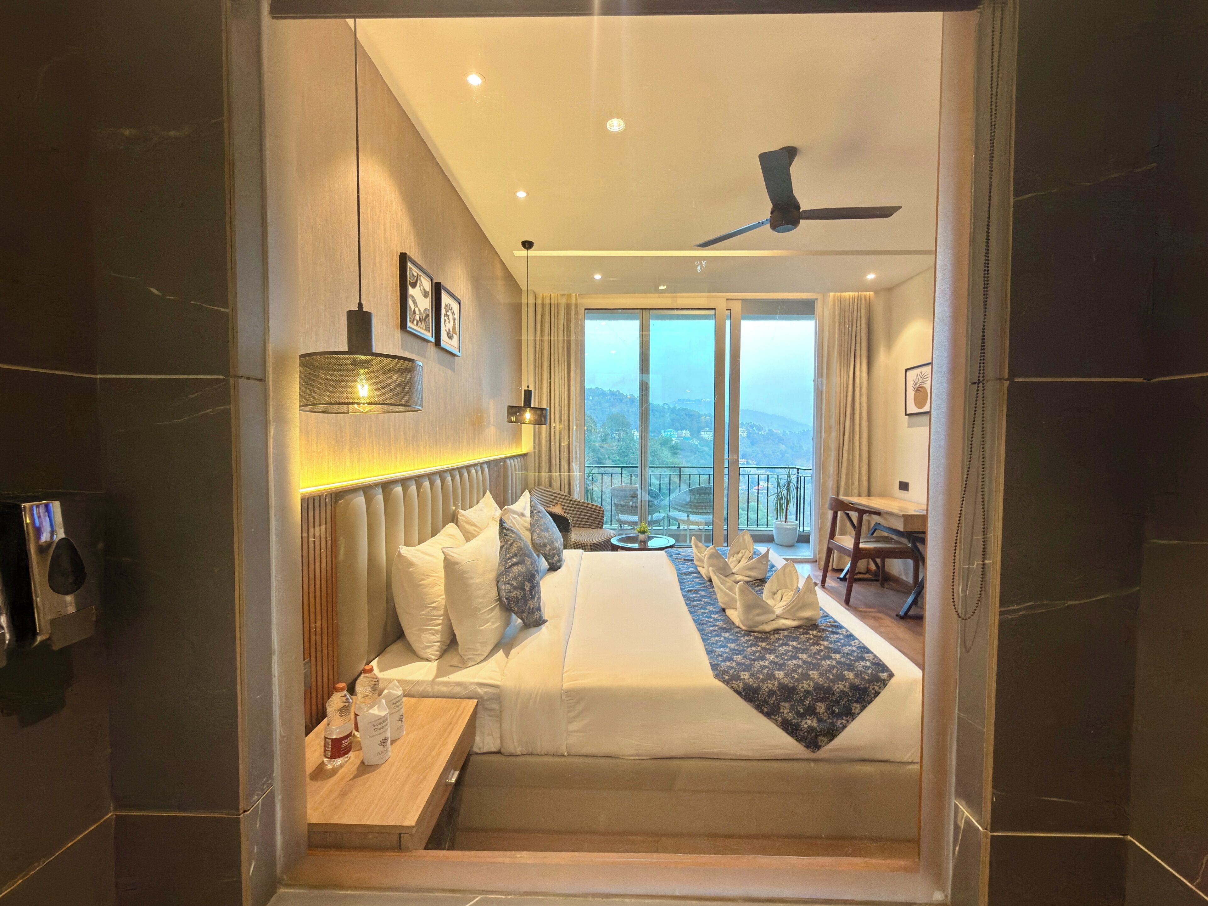 Phòng Premium | Bộ đồ giường cao cấp, két bảo mật tại phòng 