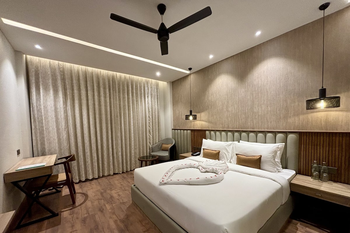 Deluxe Room | 1 bedroom, premium bedding, in-room safe, individually furnished