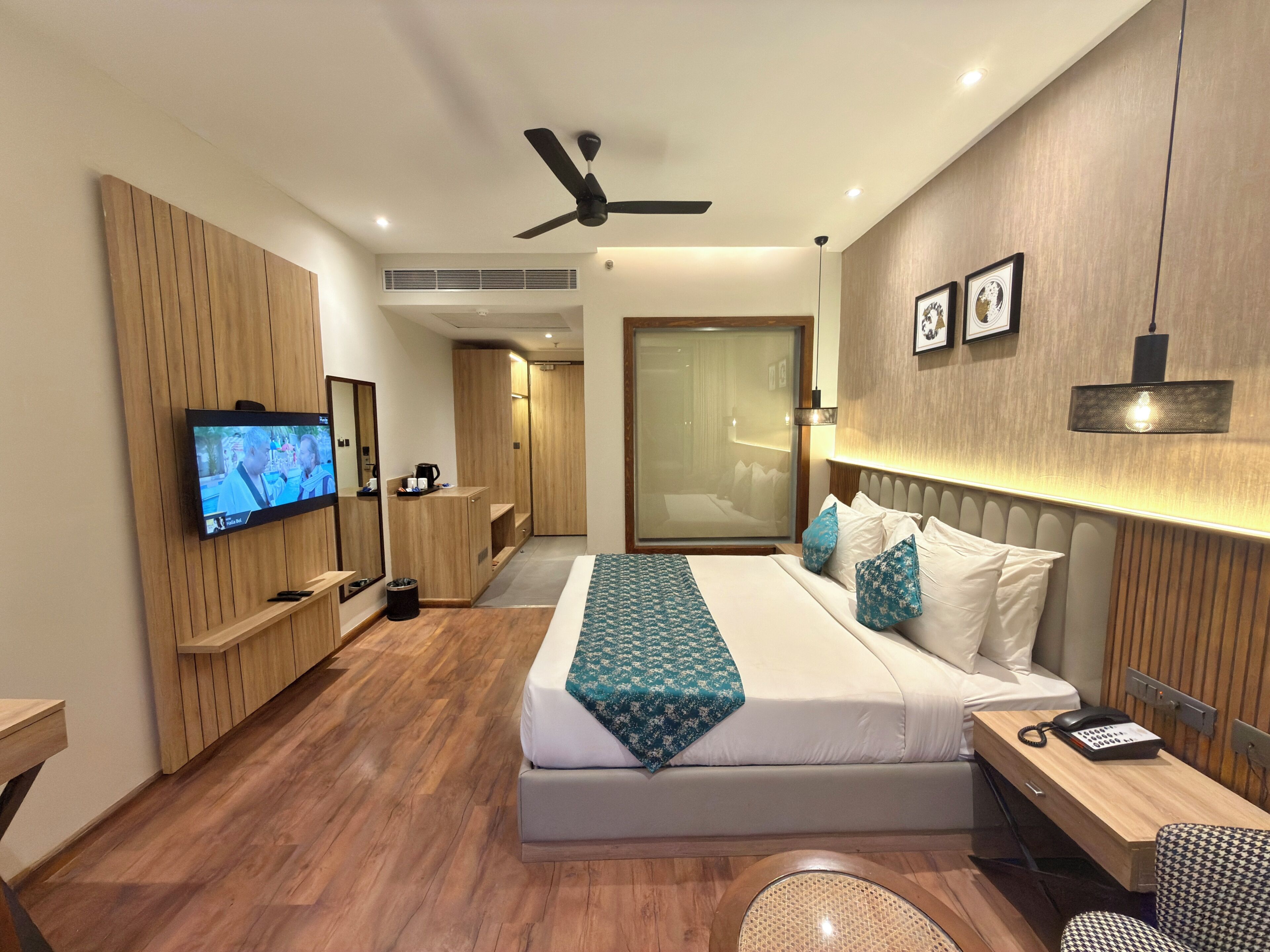 Phòng Deluxe | Bộ đồ giường cao cấp, két bảo mật tại phòng 
