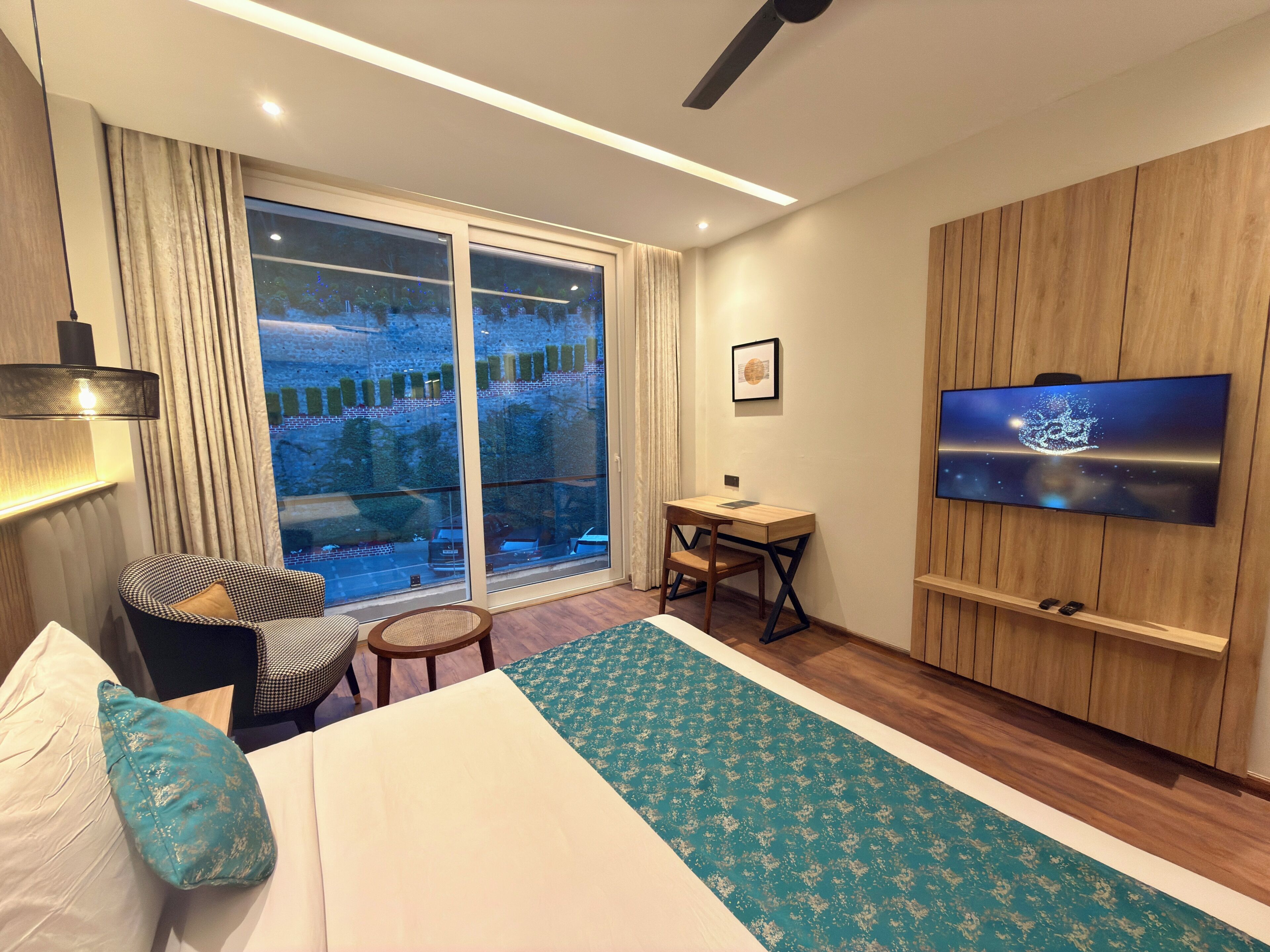 Premium bedding, in-room safe, desk, laptop workspace