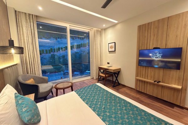 Premium bedding, in-room safe, desk, laptop workspace