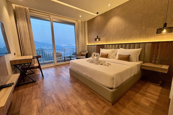 Kamar Premium | Seprai premium, brankas, dan dilengkapi dengan perabotan berbeda-beda