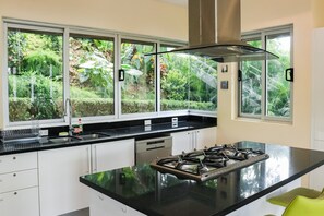 Fridge, microwave, oven, stovetop - Modern villa with amazing views of ocean, infinity pool & beautiful garden (Flamingo Beach)