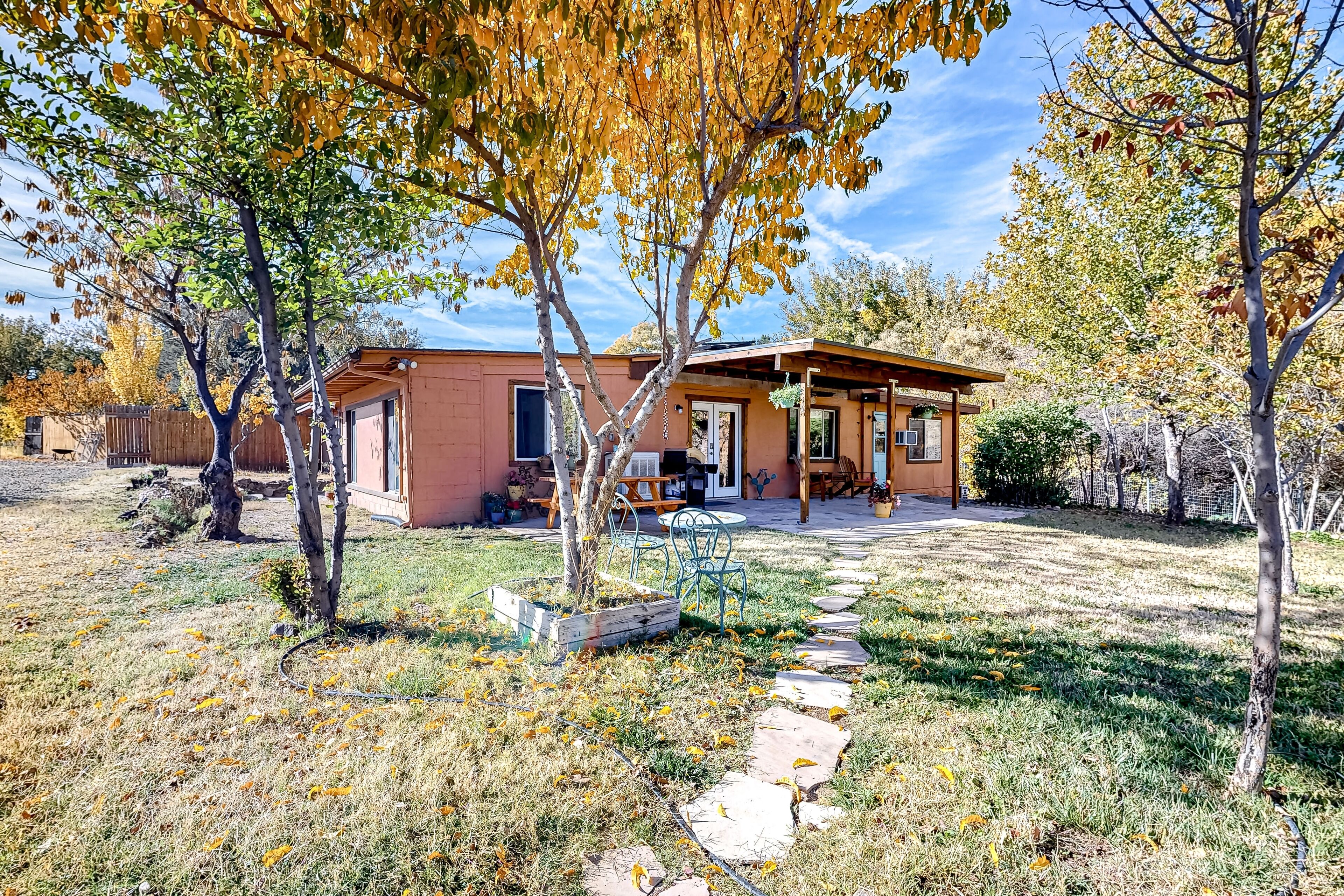 Secluded dog-friendly home with patio, grill, streaming, washer/dryer, & AC