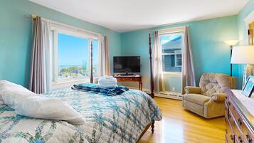 4 bedrooms, iron/ironing board, internet, bed sheets