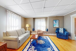 Una televisión, un reproductor de DVD, libros, un reproductor estéreo