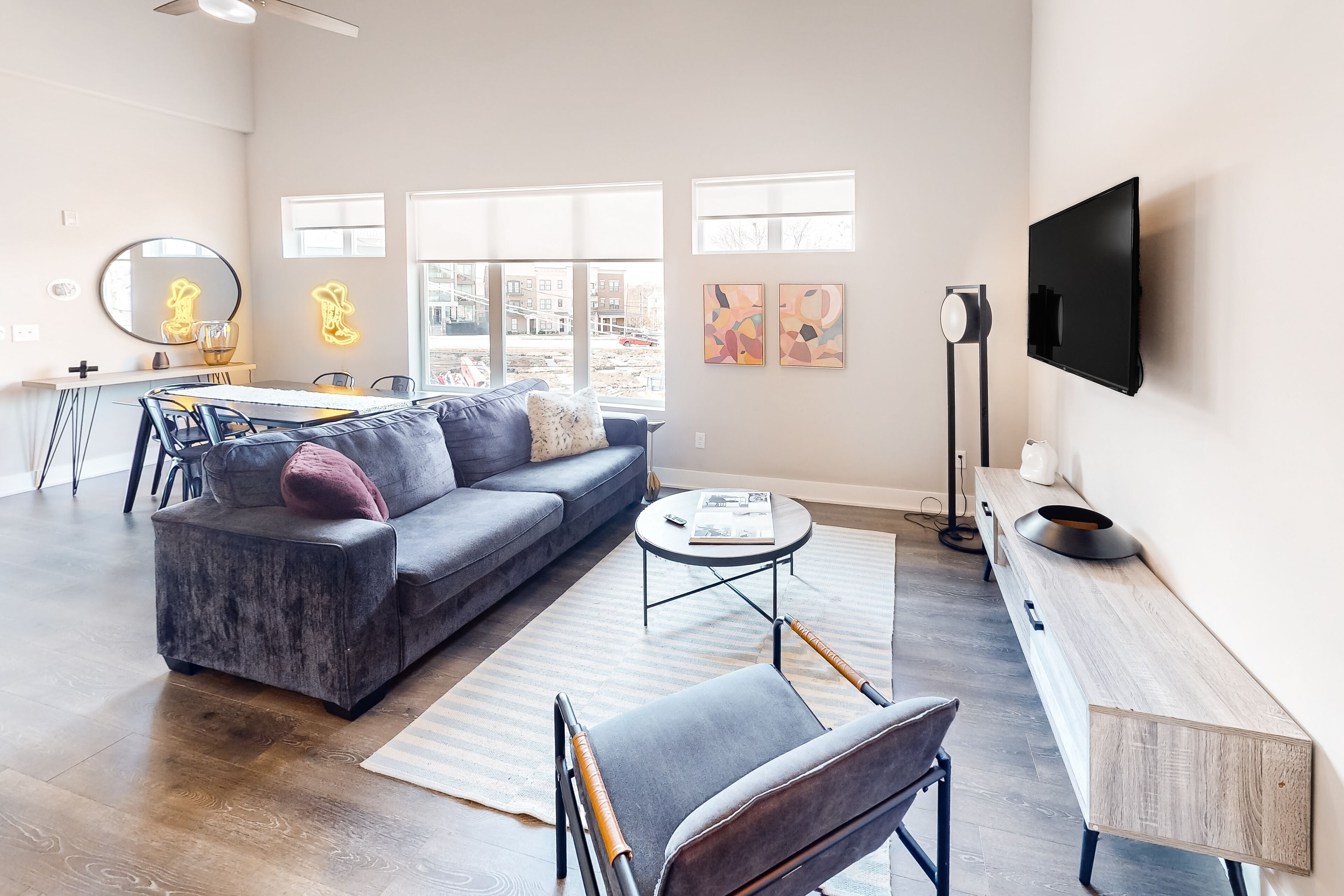 Modern 3rd-floor aparthotel in downtown Nashville with desk space, streaming, AC