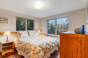 3 soverom, strykejern/-brett, internettilgang og sengetøy