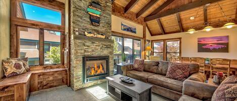 Tv, pejs, dvd-afspiller, bøger