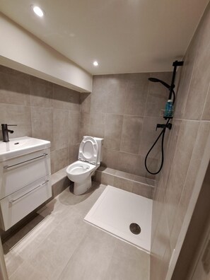 Dusche, Haartrockner, Handtücher, Toilettenpapier