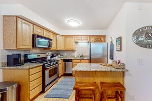 Fridge, microwave, oven, stovetop - Walkable dog-friendly condo with balcony steps from Old Town Lift (Park City)