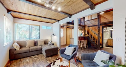 Dog-friendly nature escape with generous balcony, fireplace, & views, sleeps 6