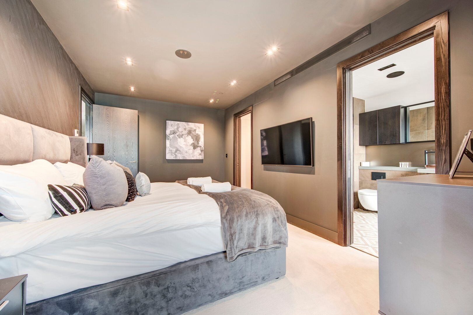 3 bedrooms, desk, iron/ironing board, Internet