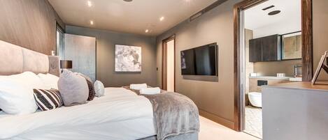 3 bedrooms, desk, iron/ironing board, Internet