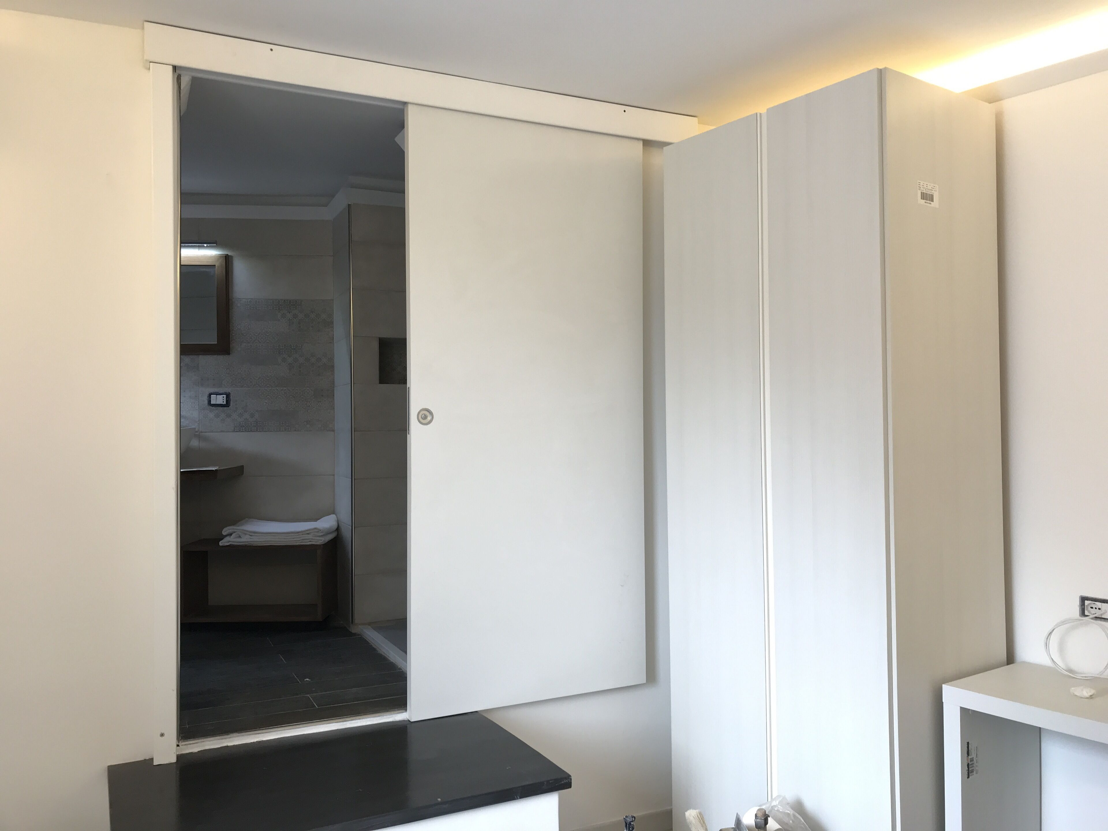Une salle de bain moderne équipée d’une douche, de toilettes et d’un lavabo.