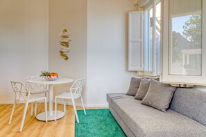 Superior-lejlighed | Opholdsområde | 32-tommers LED-tv med satellitkanaler