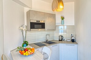 Apartament panoràmic | Cuina privada | Frigorífic gran i una illa a la cuina