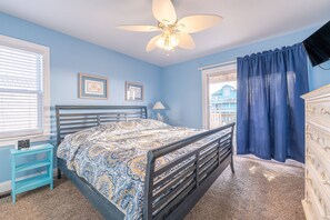 7 bedrooms, free WiFi - The Barnacle Barn - KDH MP 9.5, Ocean View, 145 Yds to Beach, Tiki Bar, Pool, Hot Tub, Pets OK (Kill Devil Hills)