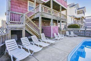Pool - The Barnacle Barn - KDH MP 9.5, Ocean View, 145 Yds to Beach, Tiki Bar, Pool, Hot Tub, Pets OK (Kill Devil Hills)