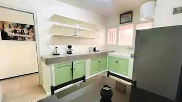 Coffee/tea maker, fridge, oven, stovetop