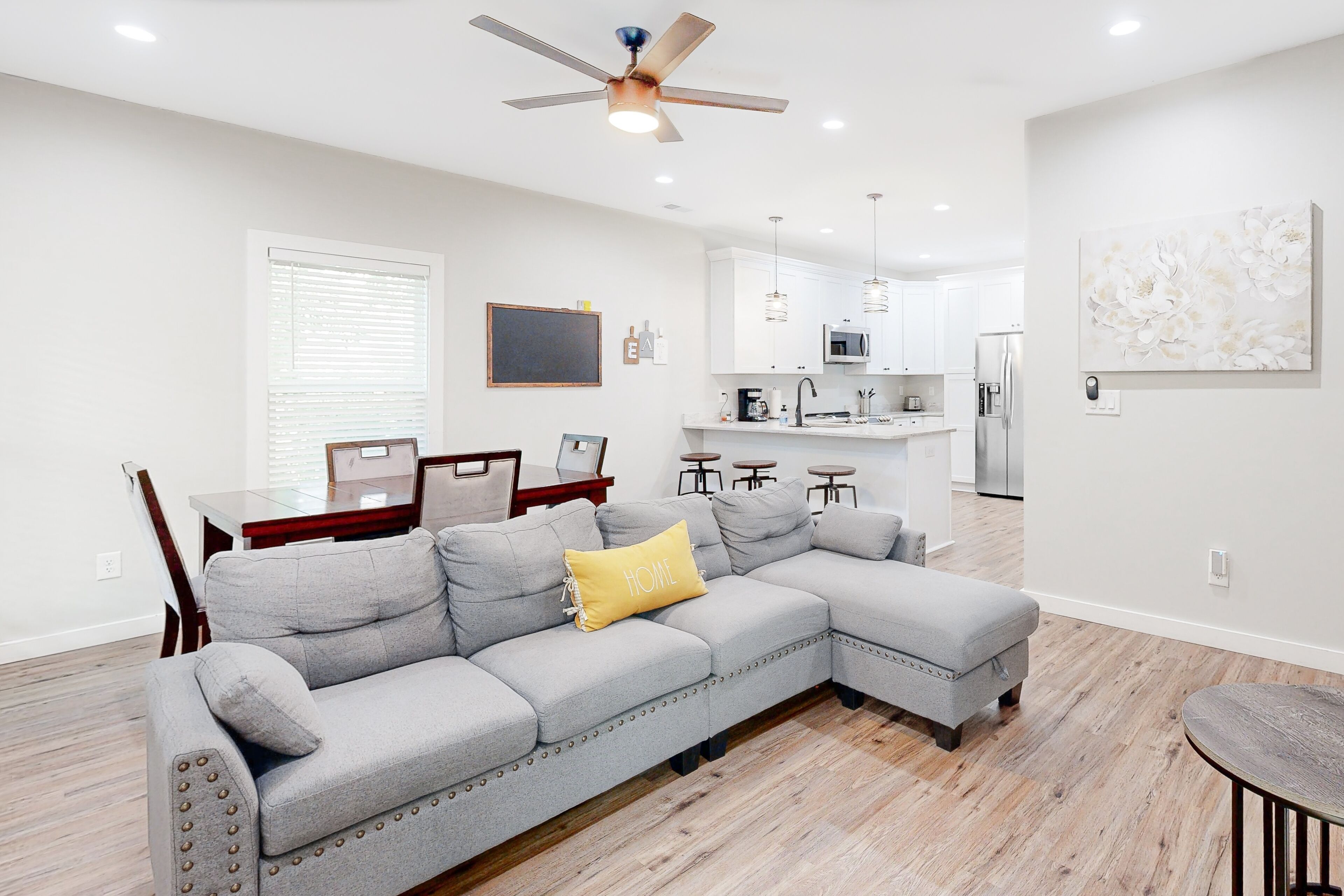 Newly-updated, second-story retreat with a kitchen, central AC, & washer/dryer