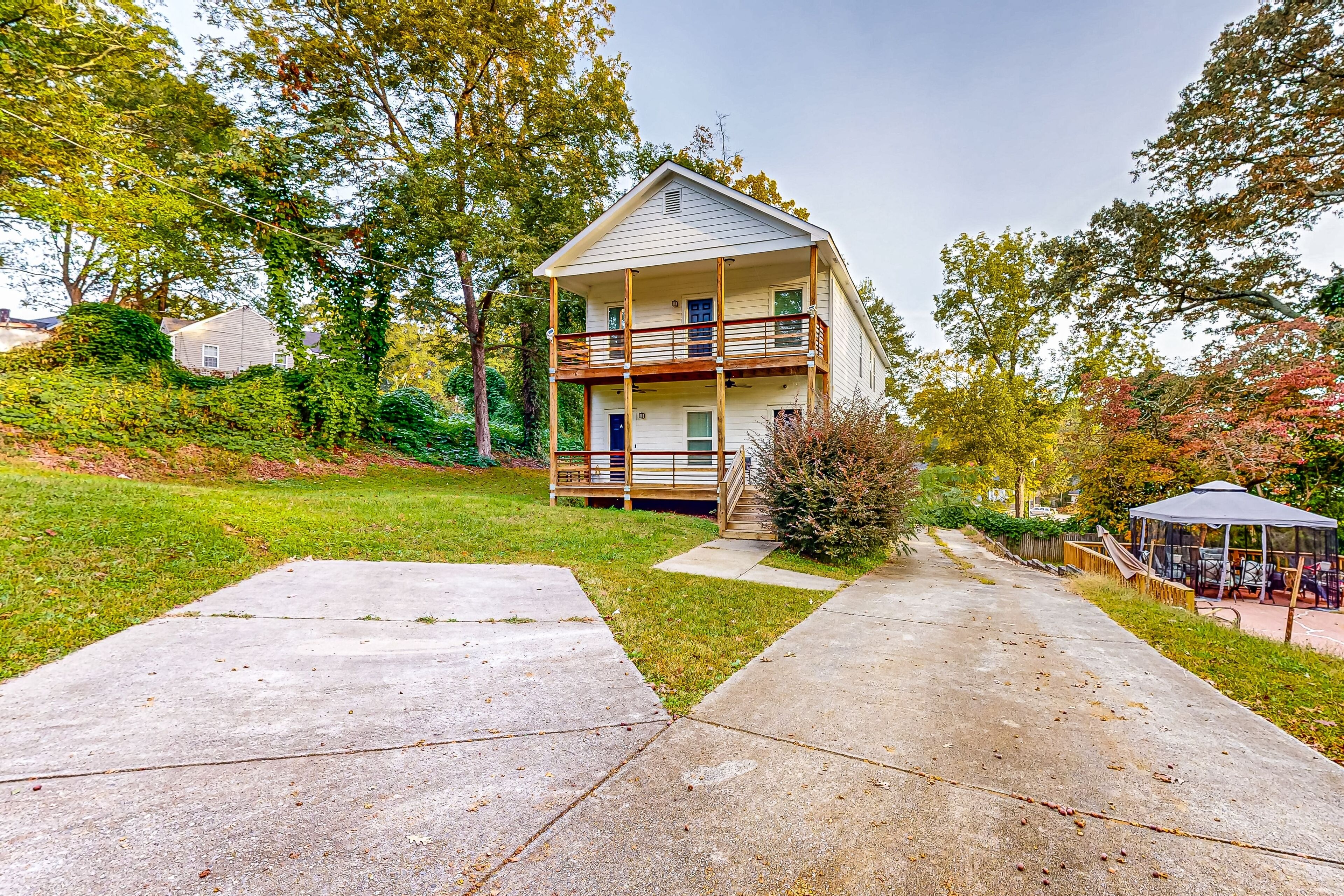 Newly renovated & spacious duplex with full kitchen, central AC, & washer/dryer