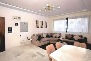 Smart TV - Cosy calm central beach home with swimming pool (Agadir)