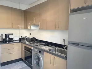 Fridge, oven, stovetop, coffee/tea maker
