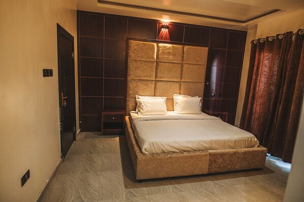 3 bedrooms, hypo-allergenic bedding, individually furnished, desk