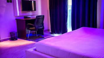 Ropa de cama hipoalergénica, muebles diferentes y escritorio