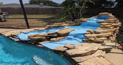 Large 4bd 2bth pool home with waterfall feature and private back yard!