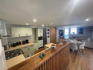 Appartement (SAYRI) | Woonruimte | Flatscreentelevisie en speelgoed