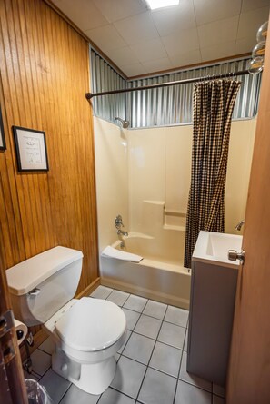 Bathroom - Hidden Haven Cottages - 2 Bedroom Cottage (Lake City)