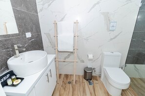 Bruser, hårtørrer, håndklæder, Sæbe