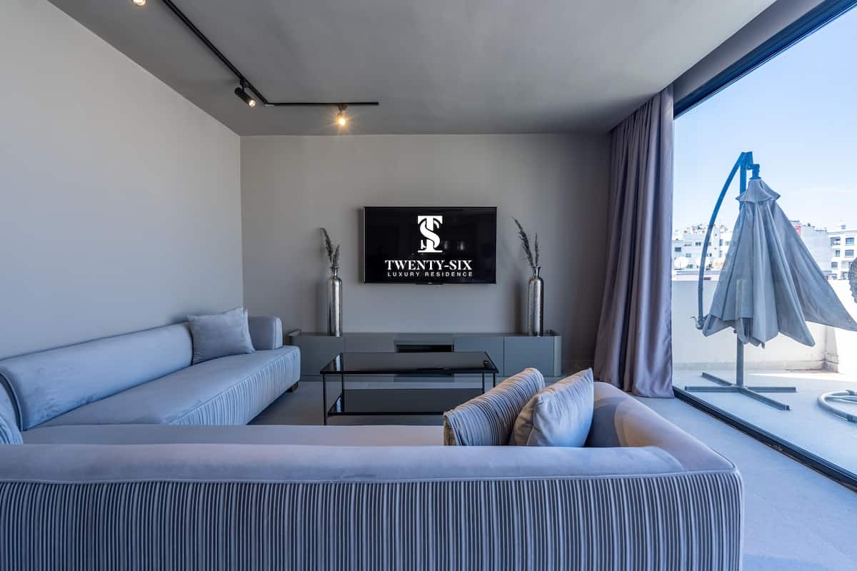 Appartamento Luxury | Area soggiorno | Smart TV 50 pollici con canali via cavo, Netflix, servizi in streaming