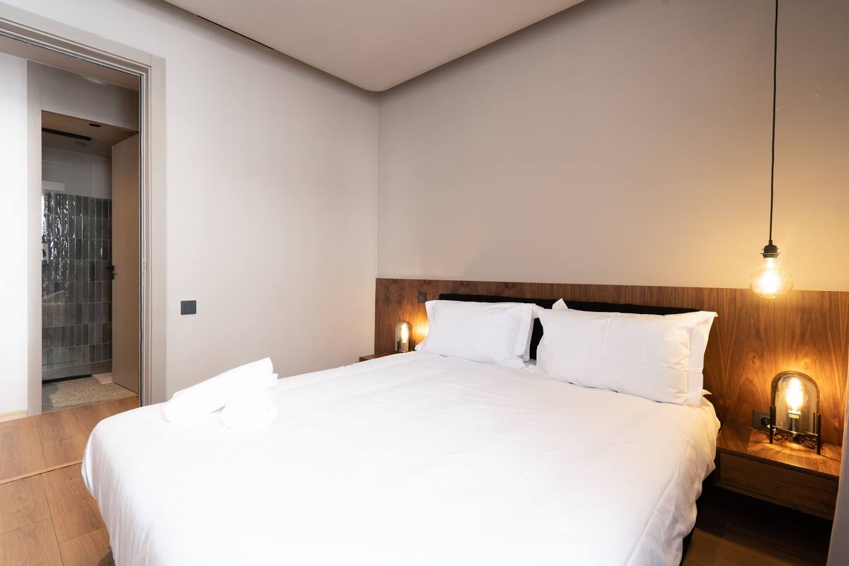 Premium bedding, Select Comfort beds, laptop workspace, soundproofing