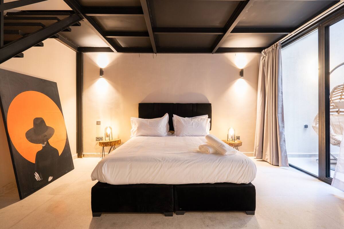 Premium bedding, Select Comfort beds, laptop workspace, soundproofing