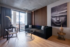 50-英寸智能电视（配备有线频道）、Netflix、流媒体服务