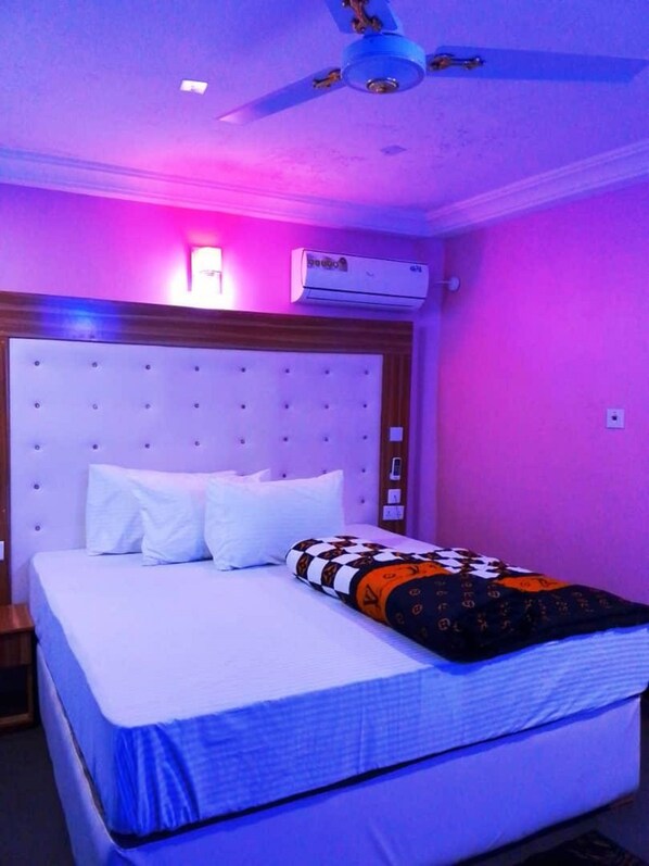 Quarto superior | 1 quarto, escrivaninha, espaço de trabalho para notebook, roupa de cama
