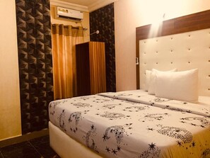 Executive kamer | Een bureau, een laptopwerkplek, beddengoed, rolstoeltoegang