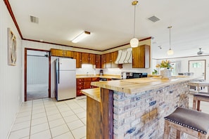 Frigorifero, microonde, forno, piano cottura