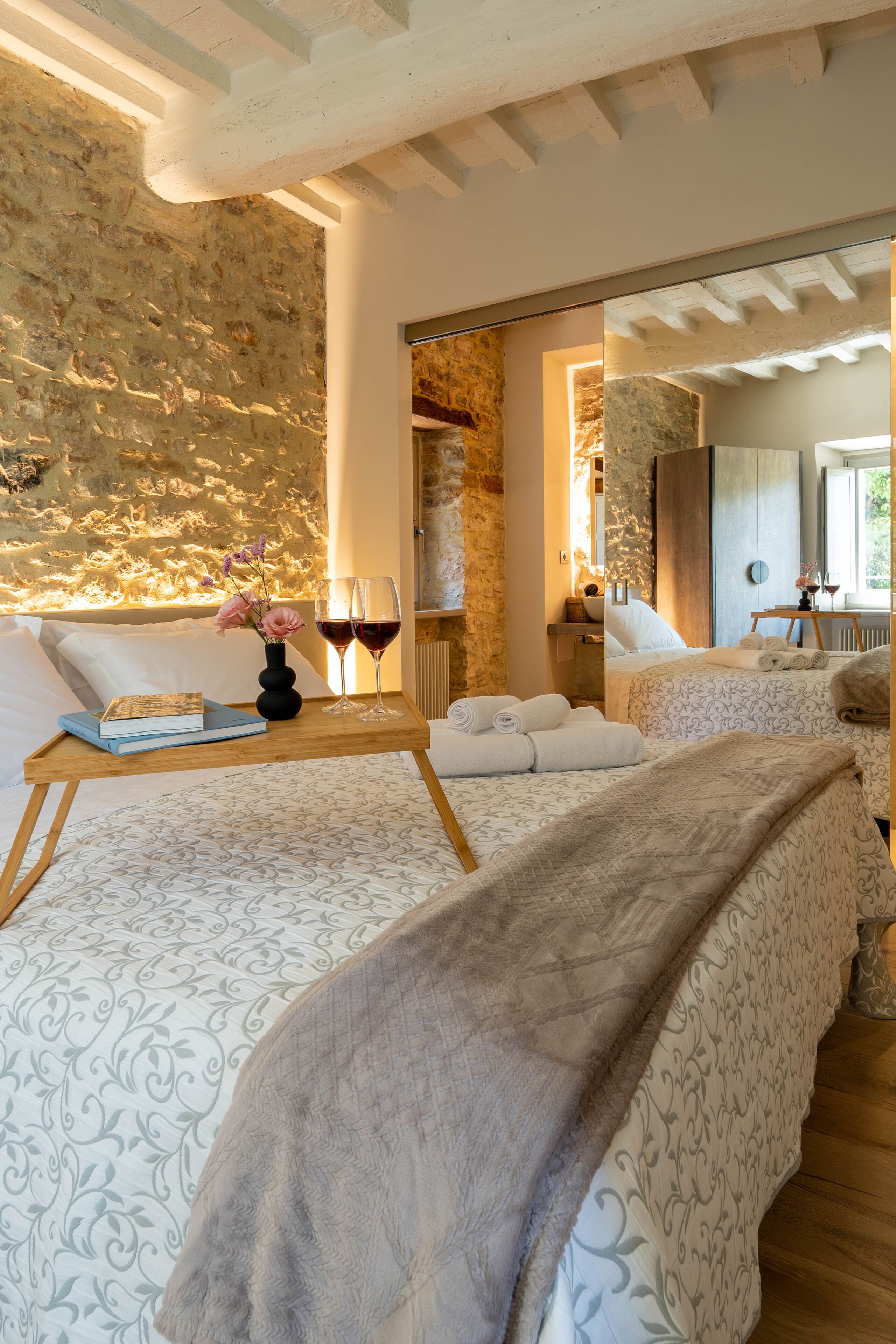 Hochwertige Bettwaren, Betten mit Memory-Foam-Matratzen, Zimmersafe