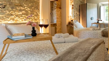 Hochwertige Bettwaren, Betten mit Memory-Foam-Matratzen, Zimmersafe